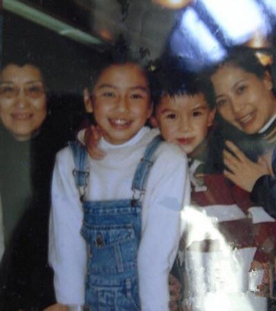 Angelababy童年照上热搜，这下真有人相信她没整容了