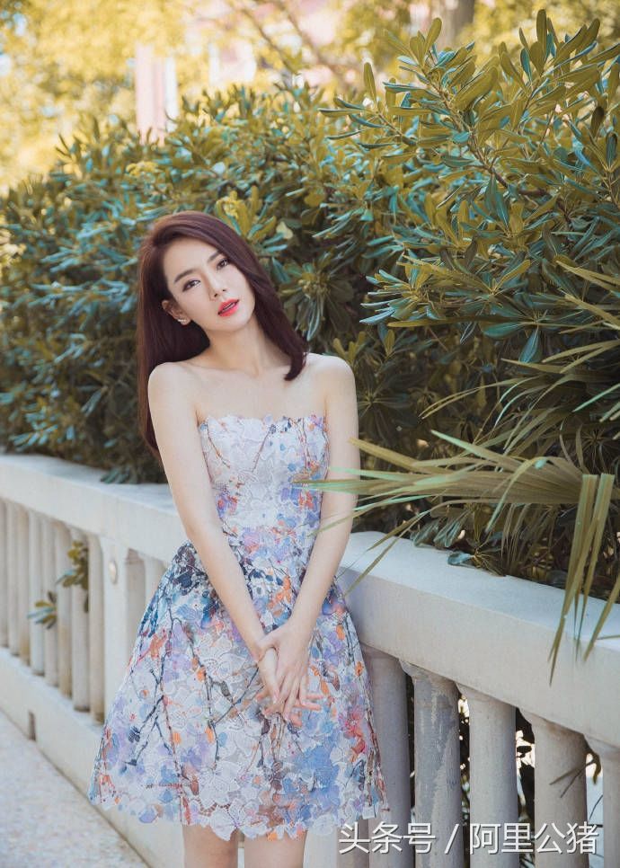 戚薇大秀美腿，辣妈秒变少女