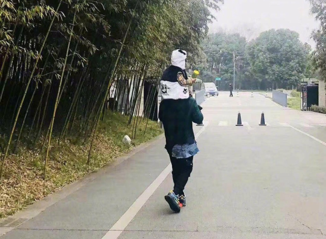 小海绵生日,黄晓明baby分别晒带娃照片,暴露婚