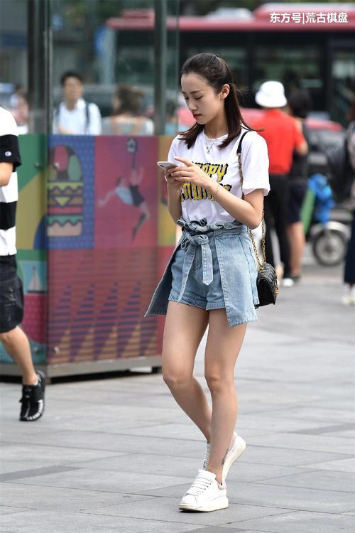 小姐姐，你穿的是牛仔裤还是牛仔裙啊？