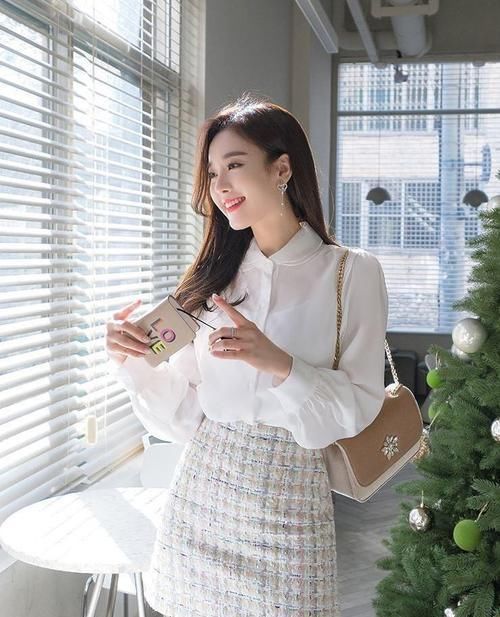 【 女人】会撒娇的女人, 冲你甜甜一笑，高格调罗马短裙,