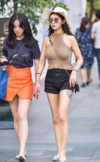 广州街拍 女神范儿穿紧身衣、一字肩+热裤 尽显万般风情 性感撩人