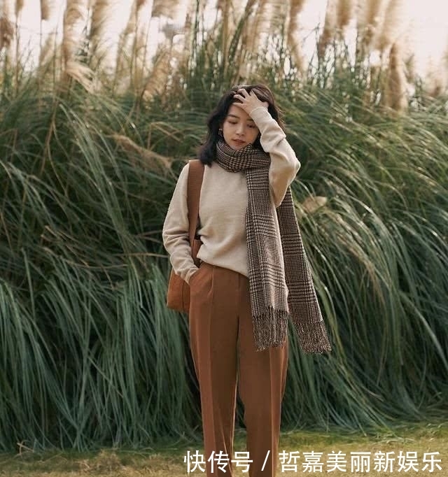  女人■真实会穿的女人，初春穿毛衣非常少配牛仔裙，看三木就知道！