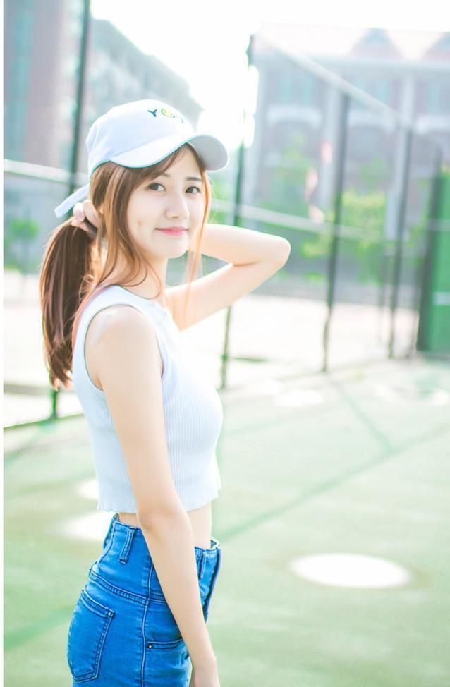 美女: 穿背心甜美, 牛仔短裤更能秀美腿，大家看入迷了没!