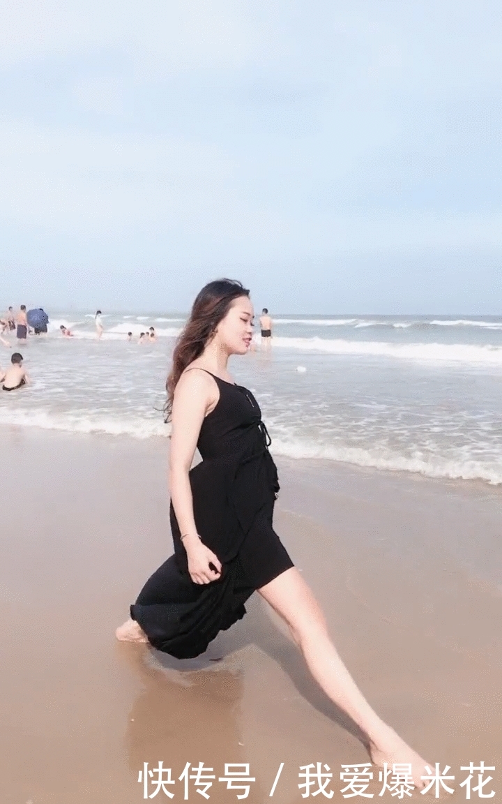  『海边』海边穿着连衣裙的美女, 会劈叉的女人都不简单