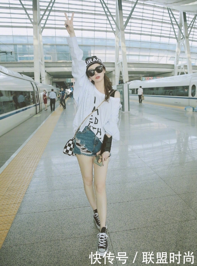 戚薇这条短裤太短了吧！都短到大腿根了，坐下来的瞬间好尴尬！