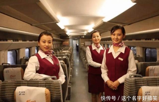 外出旅游,为啥有人买火车卧铺,也不坐高铁?游客:对比就明白了