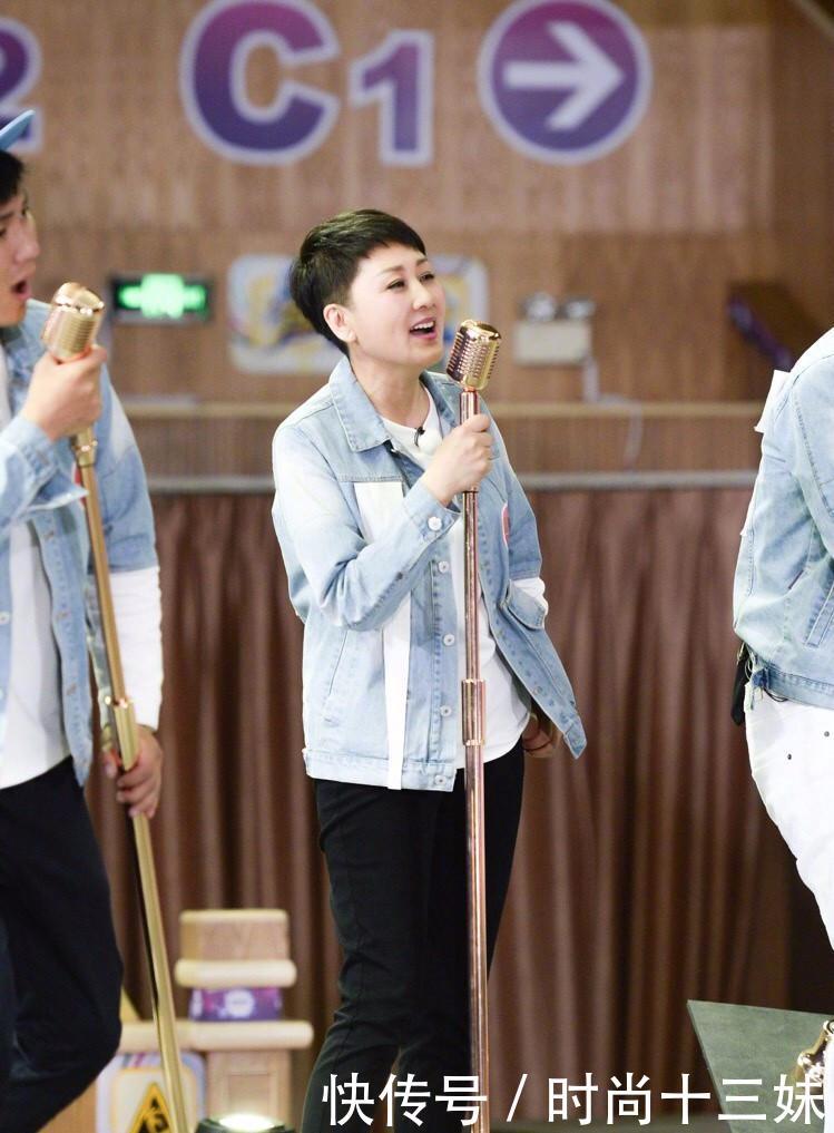 张凯丽不服老，粉西装大玩下衣失踪，哪个56岁奶奶敢这样？