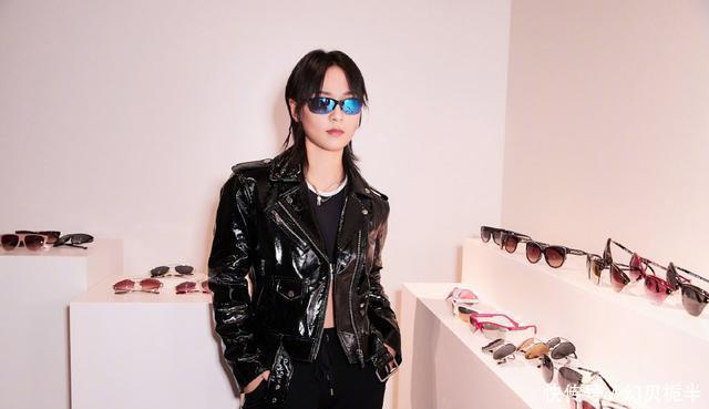 『红色』她以05《超女》亚军出道,一袭红色亮闪长裙,妆容太抢镜