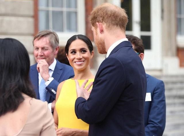 同样盘起头发,两位王妃都很优雅,可惜梅根却在这一细节输给凯特