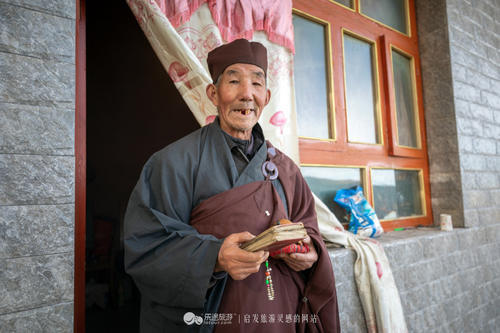 一座佛道共存的寺庙，几位饱经沧桑的信徒