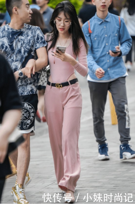 刚好|街拍:这裤头刚好合适, 扎皮带太影响美观, 真是多余了