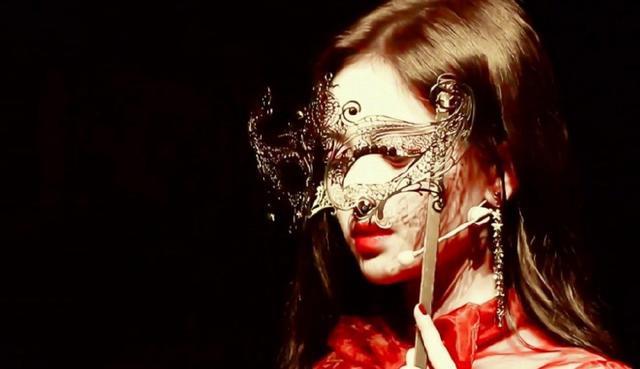 “四千年美女”鞠婧祎头戴大花,不仅不土还美如画,而最美却是他