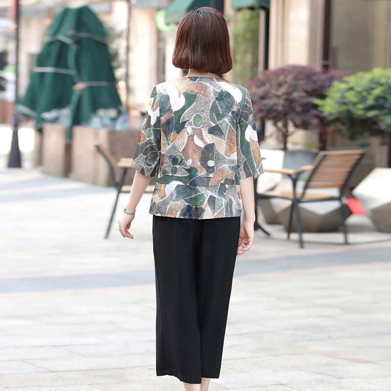 给50岁的妈妈买了这款妈妈装，简约大气还减龄，夏天穿上美极了