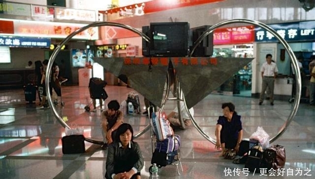  「经济」90年代深圳老照片： 经济发展迅速, 街头随处可见大哥大