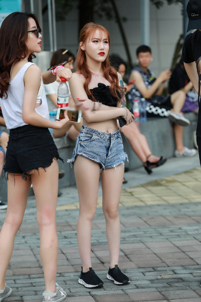 美女穿的抹胸装真是窄，露出五分之四的肌肤，穿搭真是清凉啊！