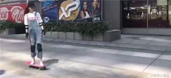 扫大街因拿扫帚的姿势不对被嘲作秀,对明星要