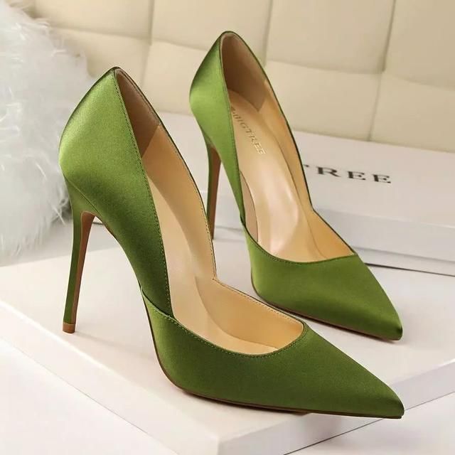 女人不用怕比例不好，秋天正好穿双高跟鞋来改良，穿上显高没商量