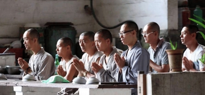 30名研究生放弃百万年薪，集体去云海寺出家当和尚，家长痛心疾首