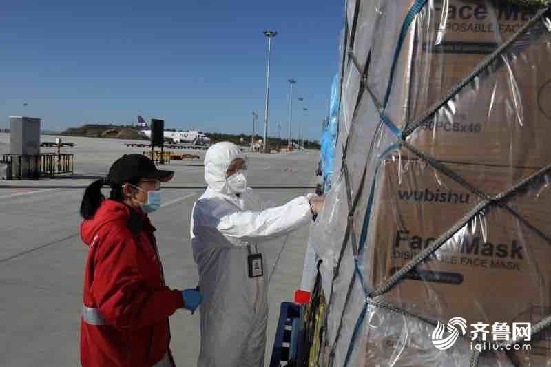  边检@烟台机场边检护航复工复产“空中通道”