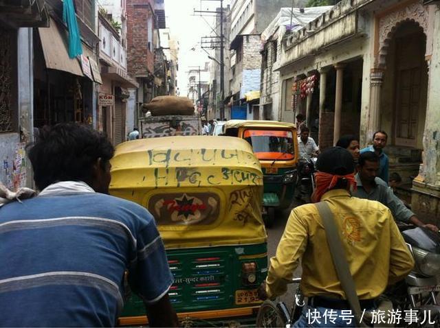 女孩去印度旅游，路上买了块煎饼，导游马上喊住：不能吃！