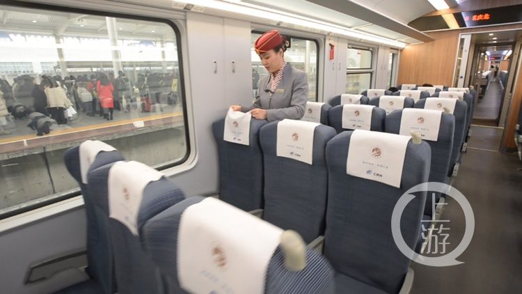 “绿巨人”复兴号来渝首秀 乘客感慨记忆里的绿皮车又回来了