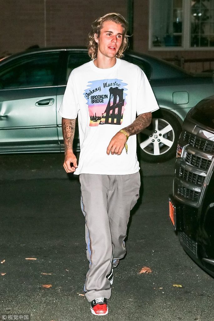 海莉鲍德温秀美腿目光中充满甜蜜 和比伯“夫妻双双把家还”