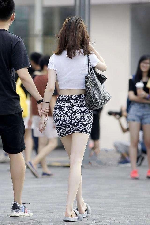 街拍:清凉可爱的装扮，除了美美的小裙子，牛仔短裤也很显身材!