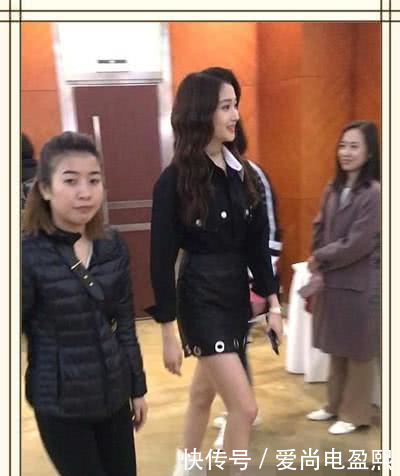 关晓彤气质太奇怪！仙女烫秒变大妈卷，网友咋看都不像21岁！