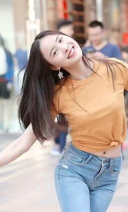 『气质』身材高挑气质靓丽的时尚美女,搭配小背心,不一样的气质美感