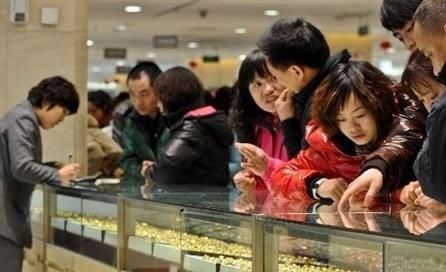  『耳钉』买黄金耳钉时，这个“大坑”要避开，卖家不会说，但自己心里有数