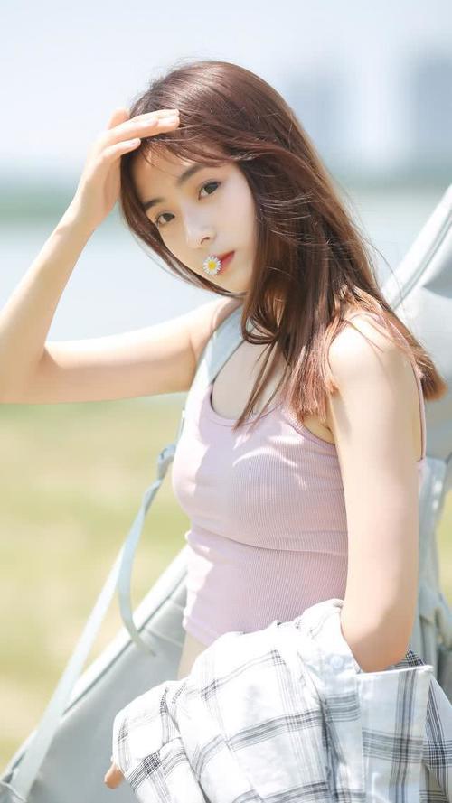 美女穿着苗条白色牛仔裤，婀娜身形让人迷恋不已！