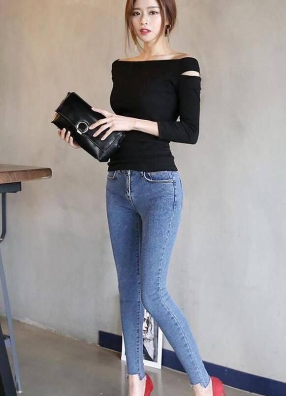 紧致的牛仔裤可以完美的突出女性的身材曲线