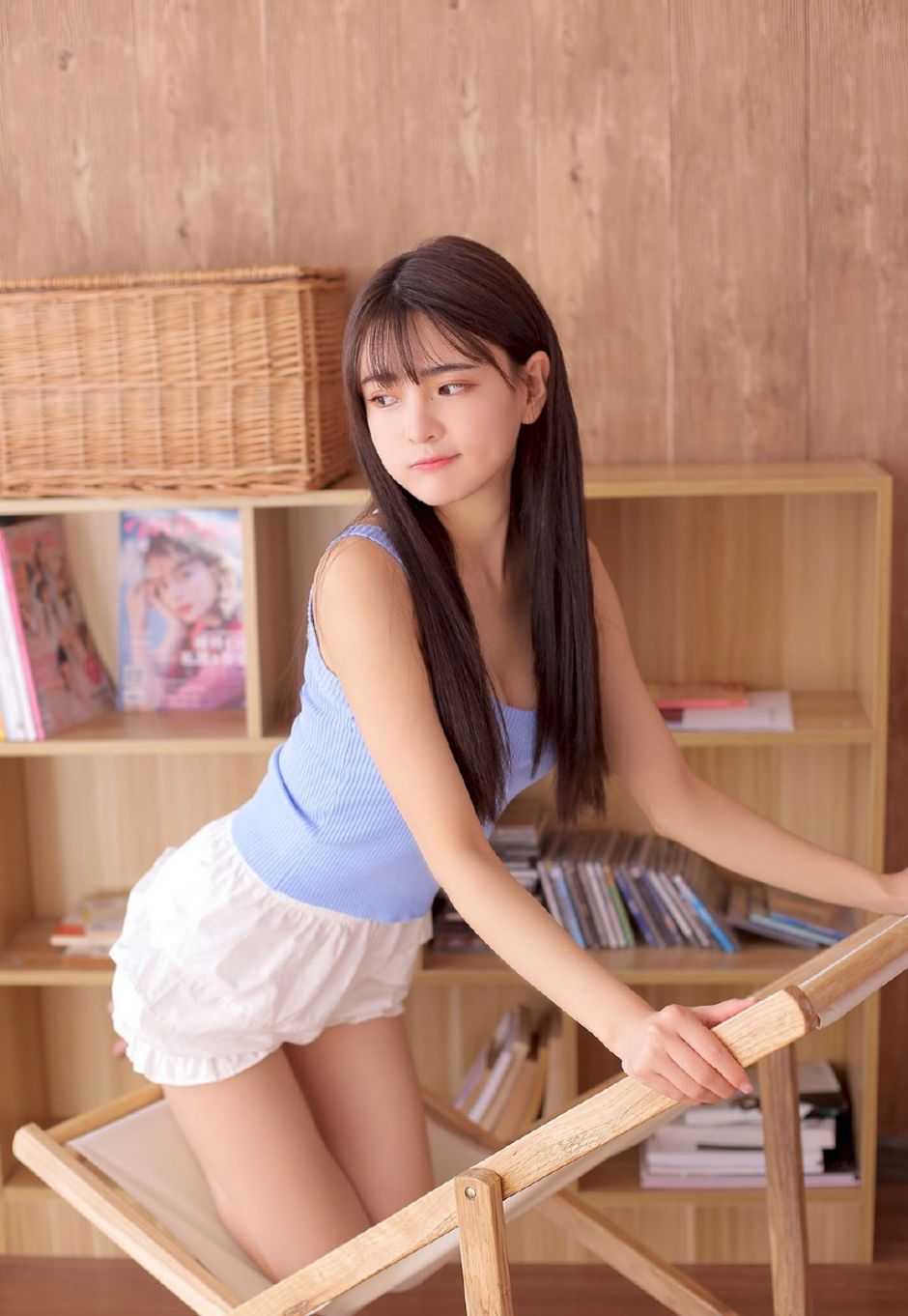 长发气质美女，披肩吊带短写真图片