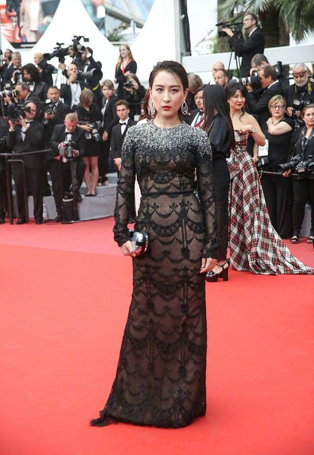 马苏胯这么宽还敢穿包臀裙 感觉裙子快撑破了 网友:壮士请留步