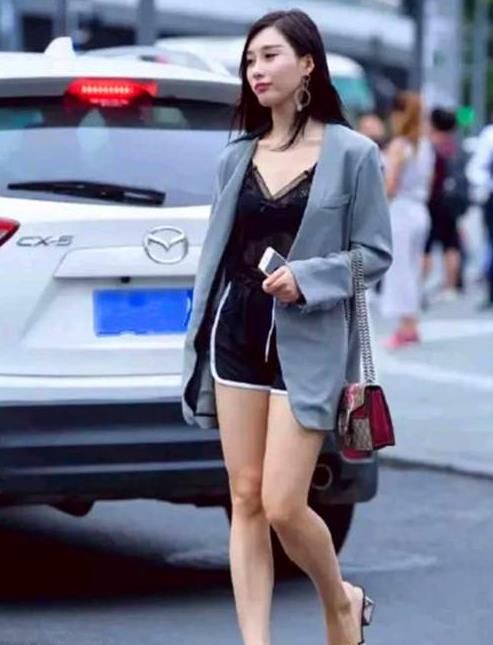  #粉色#街拍：天生丽质的小姐姐，一条粉色的针织连衣裙，时尚清新气质美