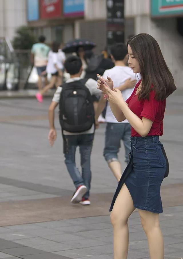 『看上去更加』美女黑色的连衣裙搭配一双黑色的高跟鞋,非常的显气质