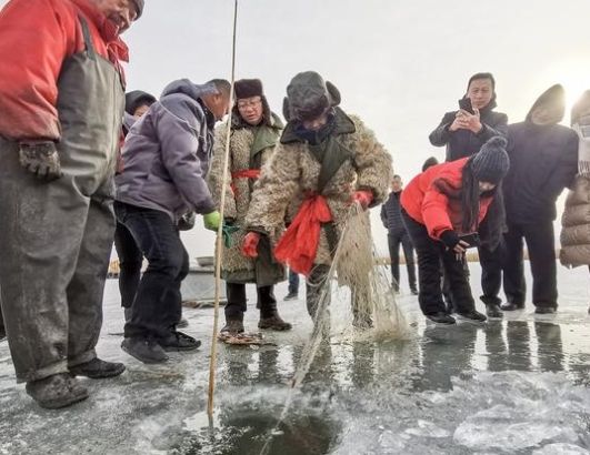 中国最大内陆淡水湖冬捕开始啦,渔民直接用湖水煮鱼,味道太棒啦
