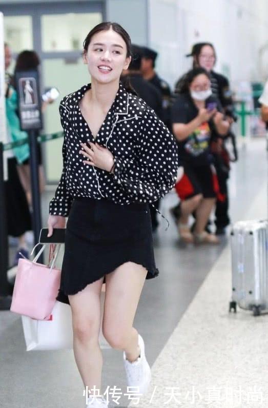 马思纯大意了,把裙子扯掉一半想秀腿,却意外暴露了“大象腿”!