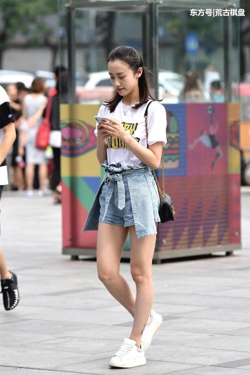 小姐姐，你穿的是牛仔裤还是牛仔裙啊？