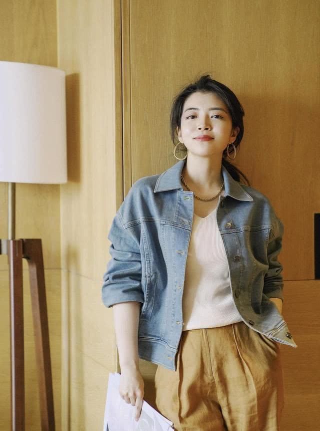  『博主』牛仔外套如何穿出高级复古风？学三木博主搭配卡其色长裤，太美了