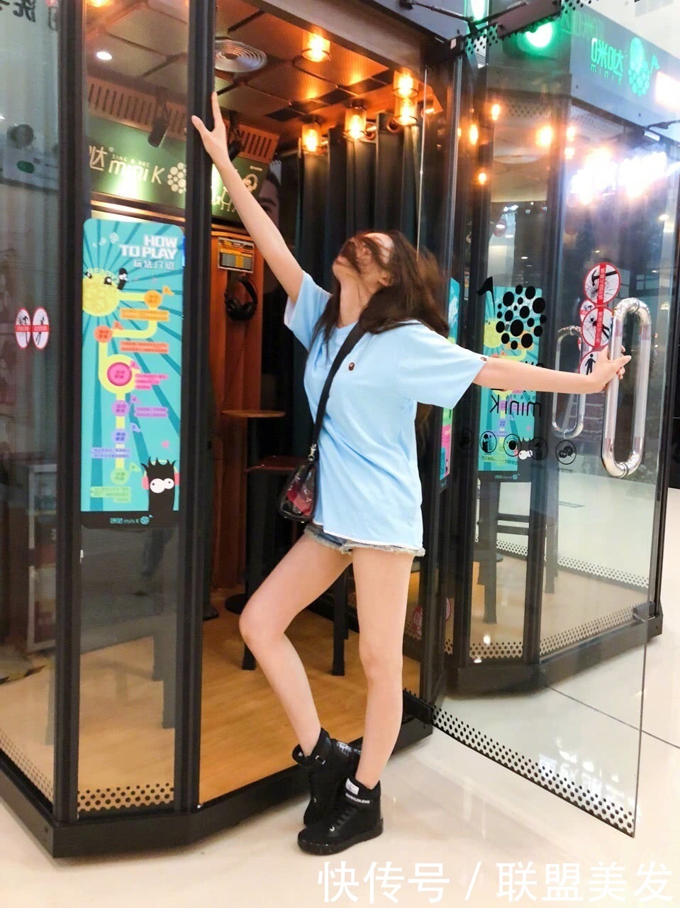 林允裙子穿的太短了,难怪要一直用手挡着,网友:看着都尴尬!