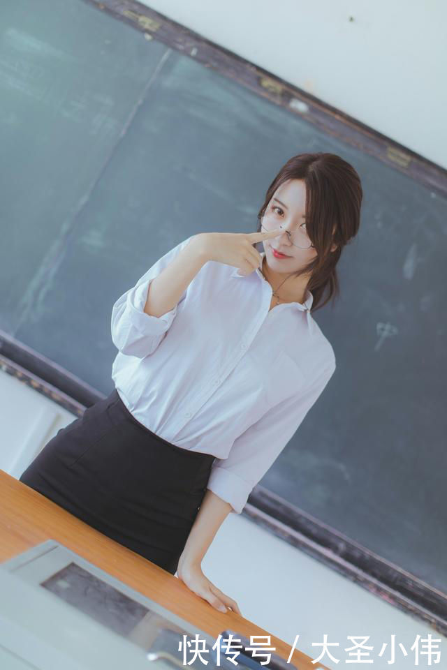 #美女#美女街拍:刚来的英语老师,打扮挺单纯的,看起来不好惹的样子