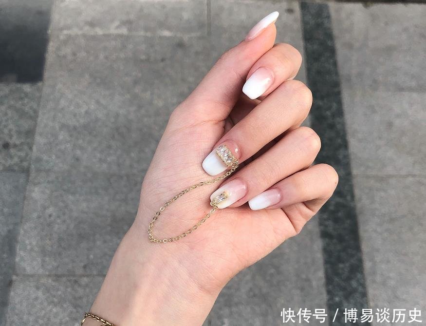 指甲上@忍了灰色美甲,忍了链条美甲,看到生蚝美甲,直男这次真忍不了