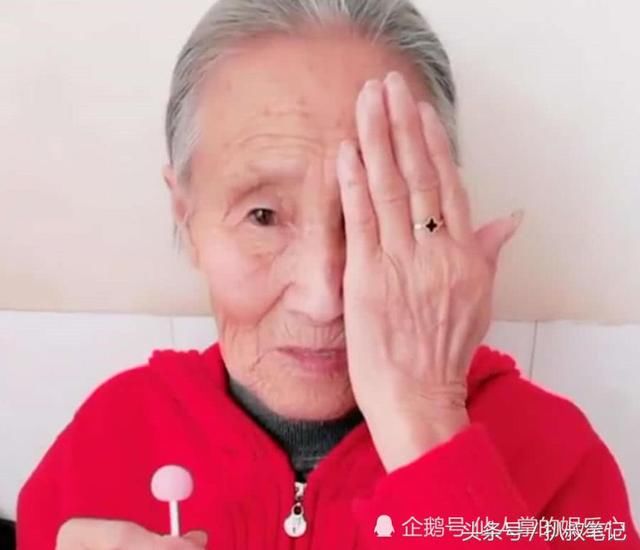 孙女给60岁奶奶化妆，当她放下手的那一刻 网友:你调皮了
