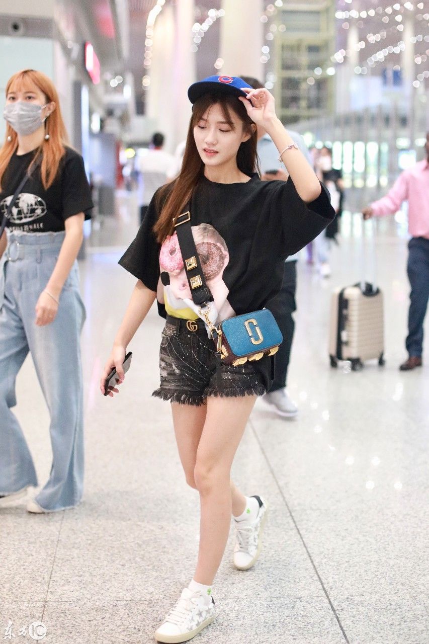 陈意涵的SMFK潮牌短裤，迪丽热巴和关晓彤都有一件