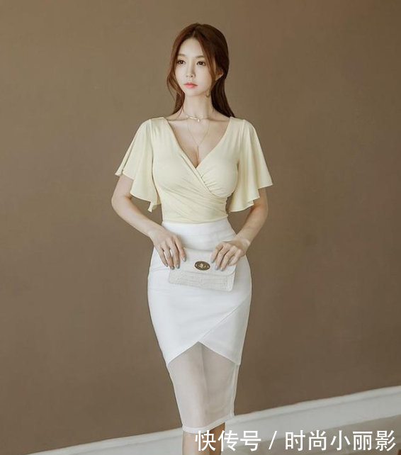 曲线身段的紧身裙美女，彰显独特魅力，很招人喜欢！