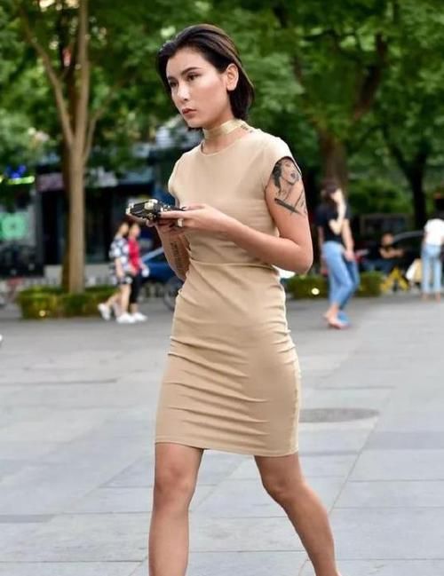  [清爽]街拍：出水芙蓉的美女，一件红色的连衣裙，时尚清爽自然美