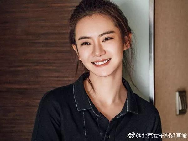 戚薇自拍撞脸Angelababy，作为美妆博主的她到底专业吗?