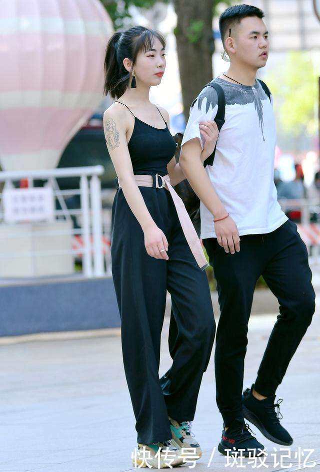 街拍：清纯小姐姐紧身牛仔裤秀出大长腿，简单穿搭走在哪都是焦点